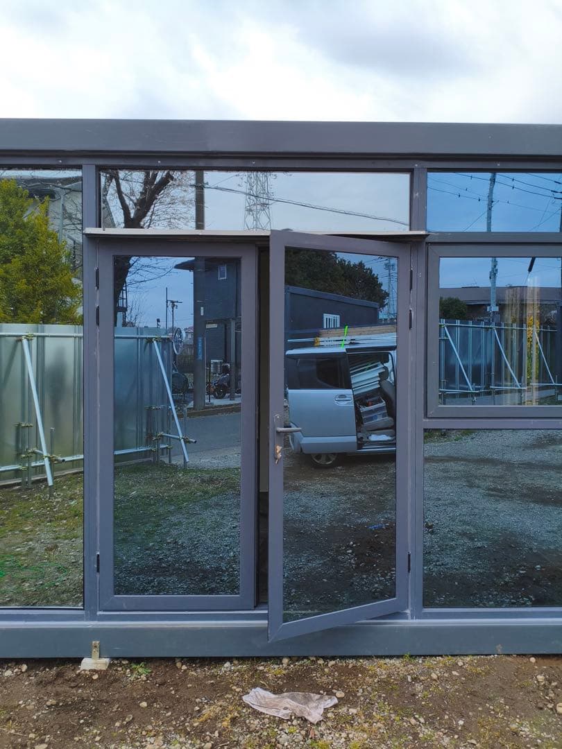 黒い金属製プレハブ倉庫｜コンテナスペース｜資源活用と革新性が融合した次世代建築